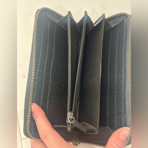 Gucci Black Zippy Wallet with Gold Bee and Star Design - Picture 9 of 10